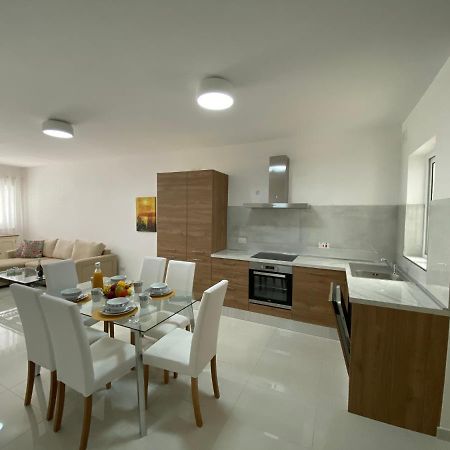 Sunshine Apartments Mellieha - Modern Three Bedroom Ground Floor Apartment With Yard ภายนอก รูปภาพ
